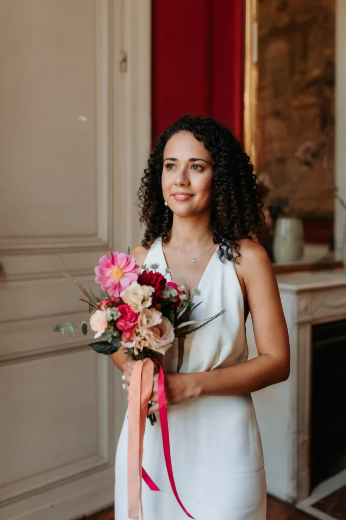 mariée et son bouquet - mairie de bordeaux - photographe mariage
