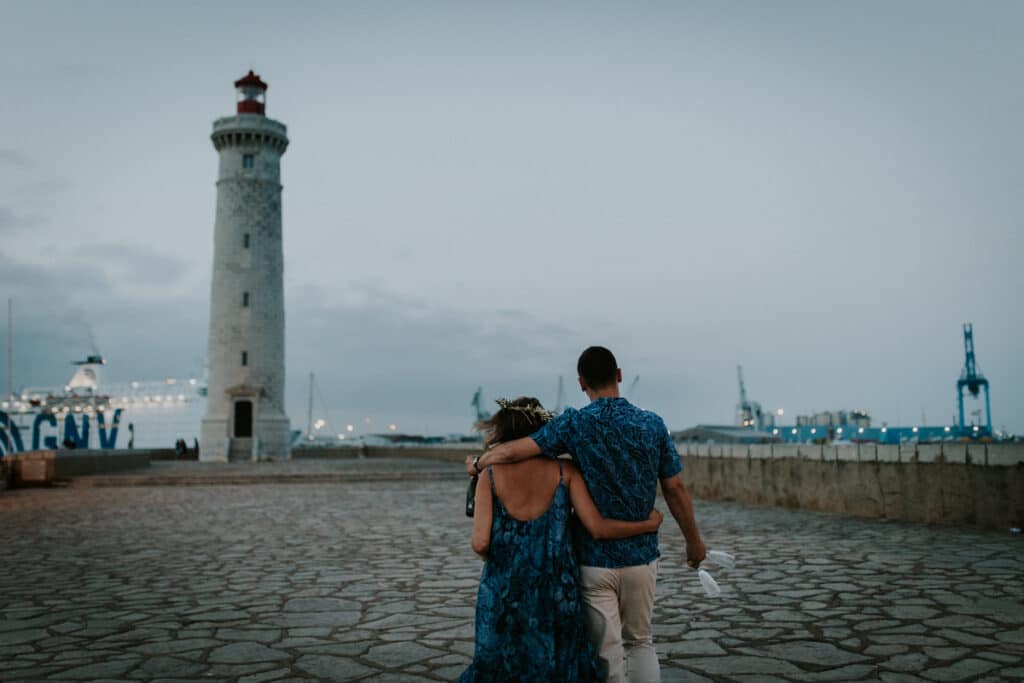 couple face au phare de sète lors d'un shooting photo - Photographe mariage Montpellier