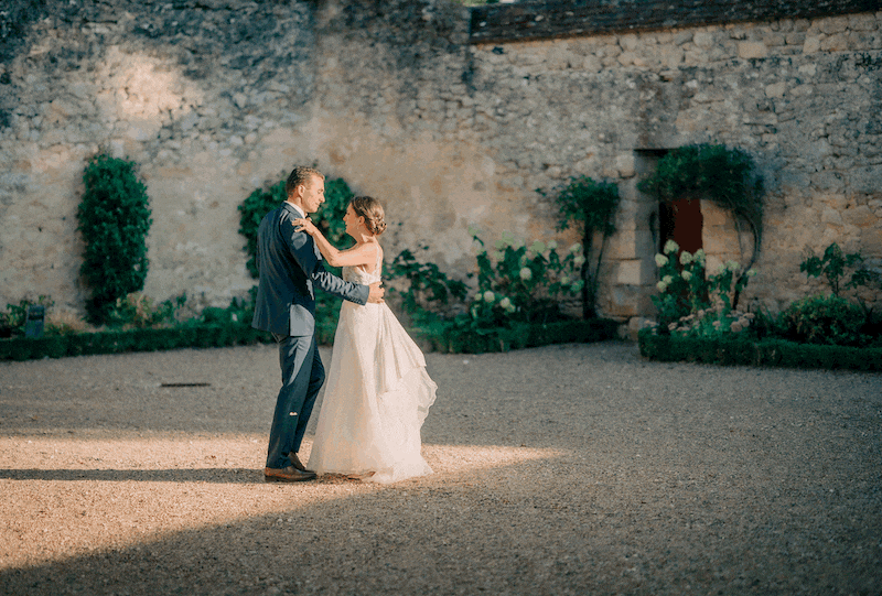 couple de mariés dansant une valse - photographe mariage bordeaux