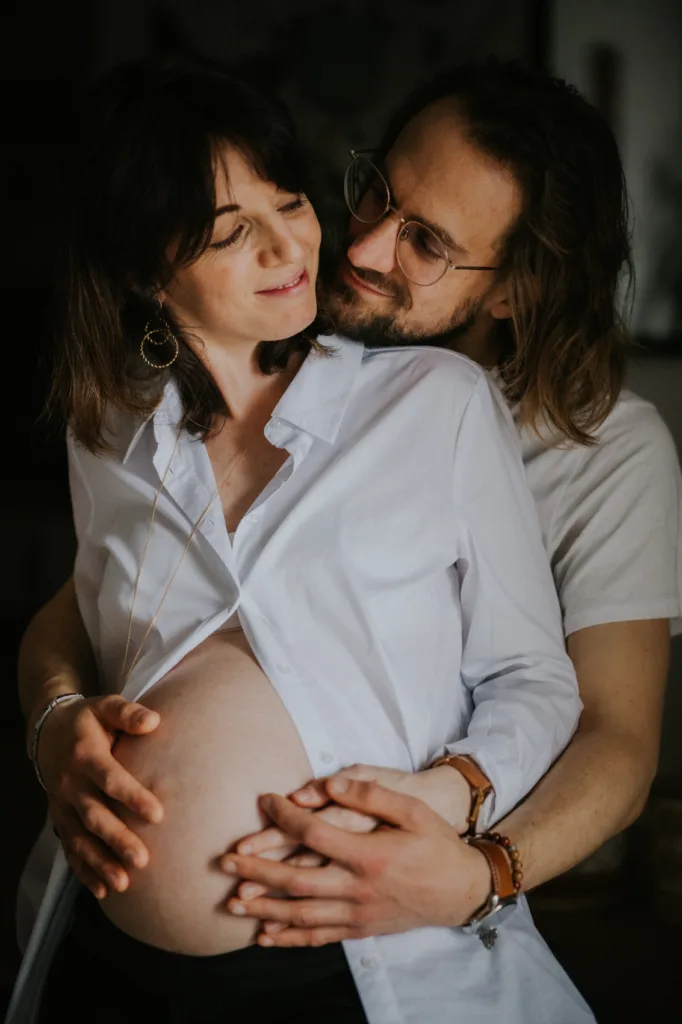 seance photo de femme enceinte en couple à domicile - photographe grossesse bordeaux