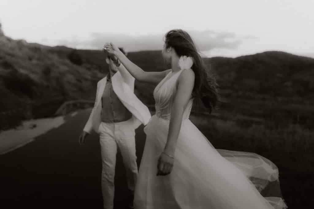 photo de mariés en noir et blanc - elopement France - photographe mariage à bordeaux