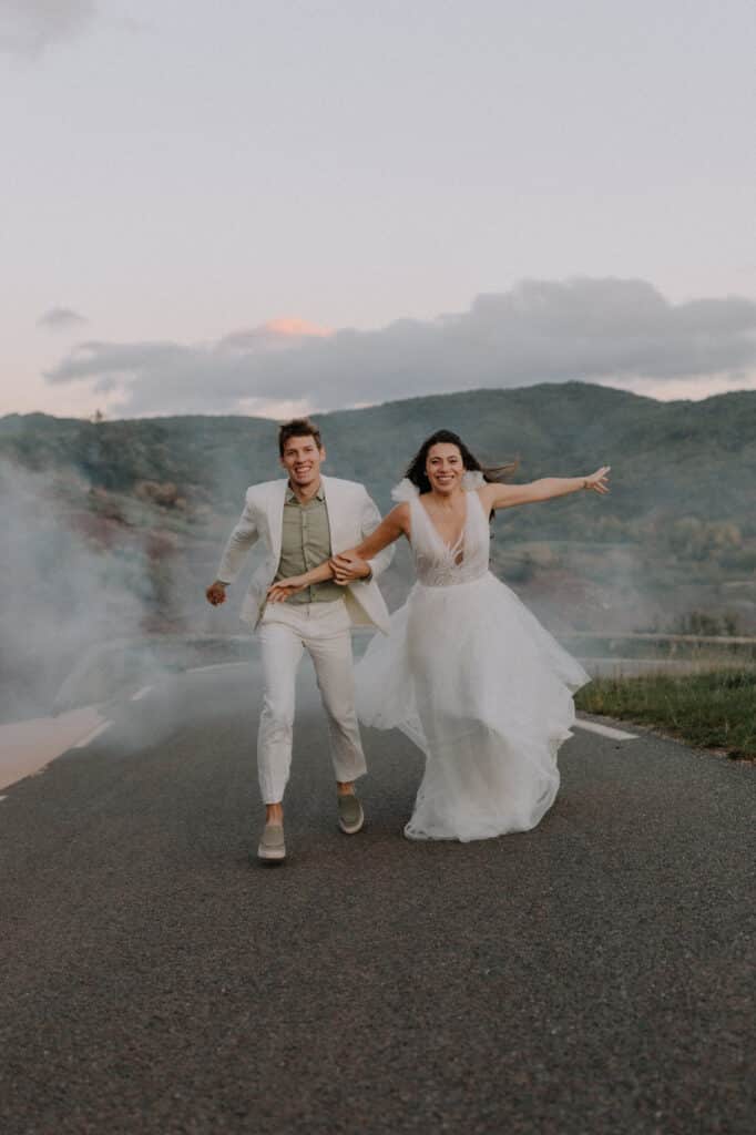 jeune mariés courant sur les routes du sapajou - destination wedding France photographe