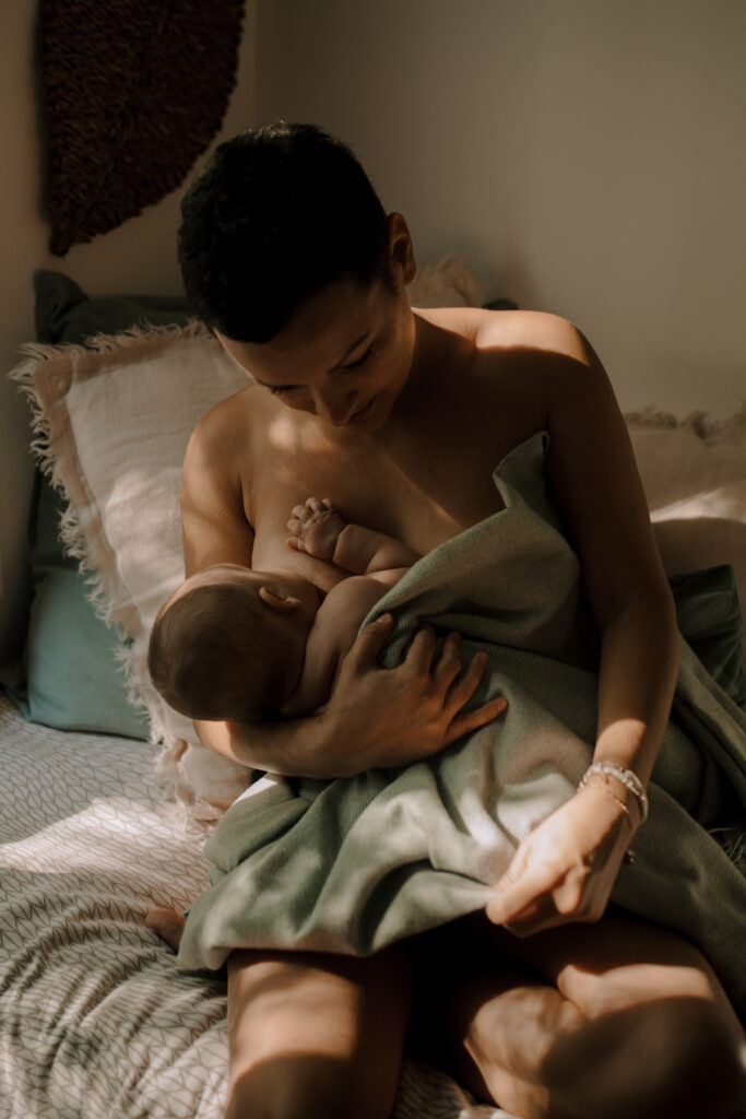 jeux de lumières sur une maman allaitante - photographe bebe bordeaux