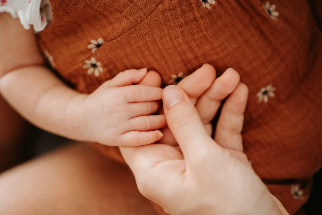 main de bébé dans la main de sa mère, photographe bebe et famille bordeaux