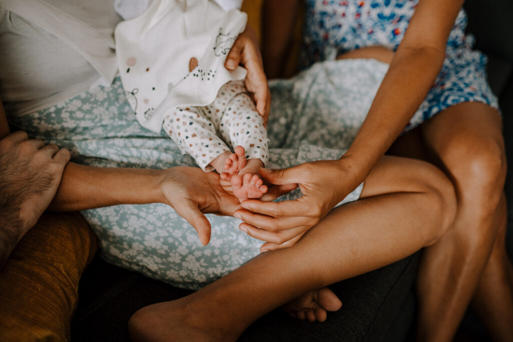 Petits pieds d'un nouveau né - photographe bebe bordeaux à domicile