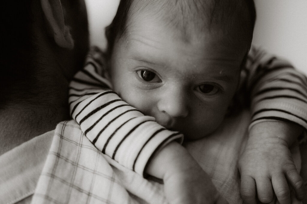 photo noir et blanc bébé sur les épaules de son papa - photographe bebe bordeaux à domicile