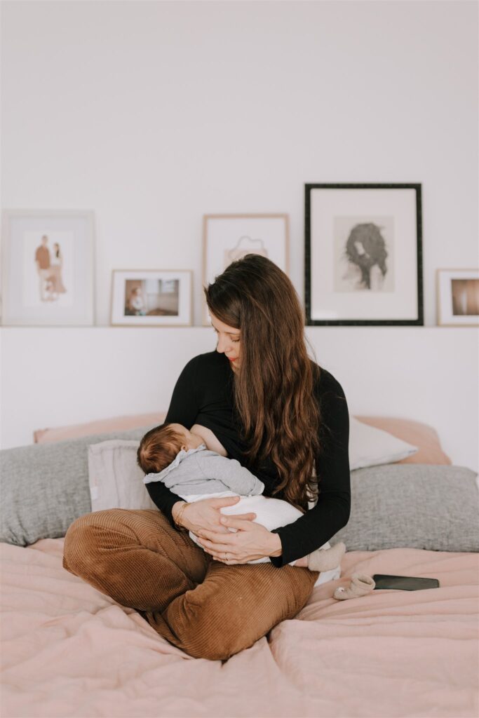 jeune maman allaitante lors d'une séance photo 