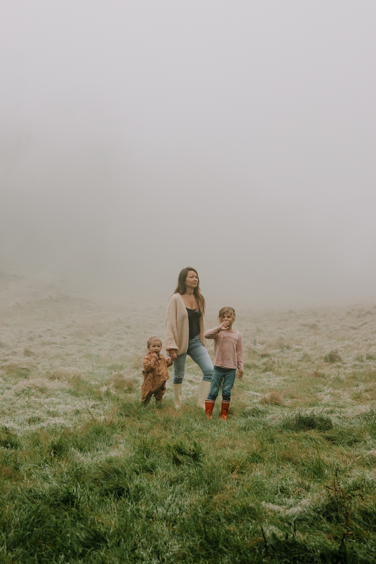 maman photographe dans la brumes avec ses enfants