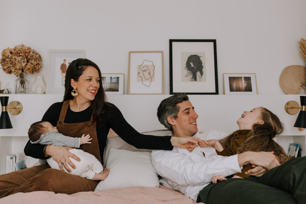 séance photo en famille à domicile à bordeaux avec un nouveau-né