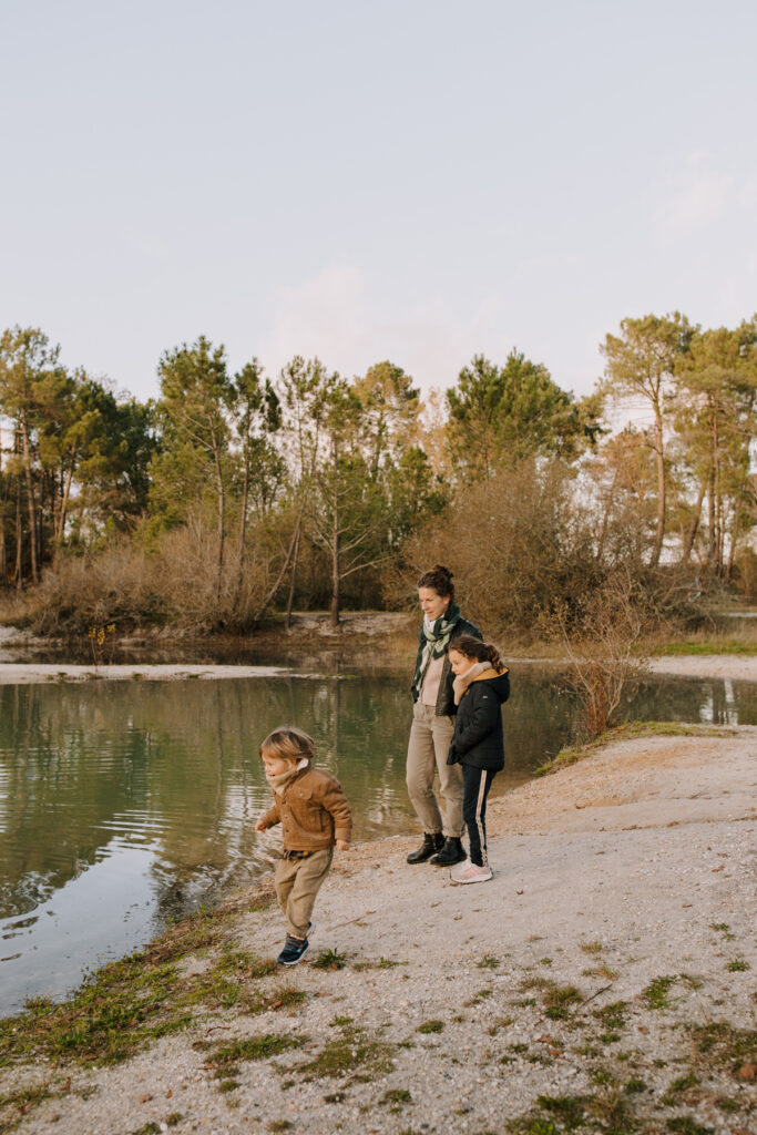 séance photo en famille en automne au lac bleu à Léognan avec une photographe spécialisée dans les famille