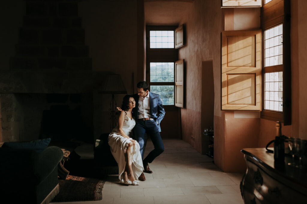 photo de jeune mariés assis dans la salle du château -photographe mariage Bordeaux