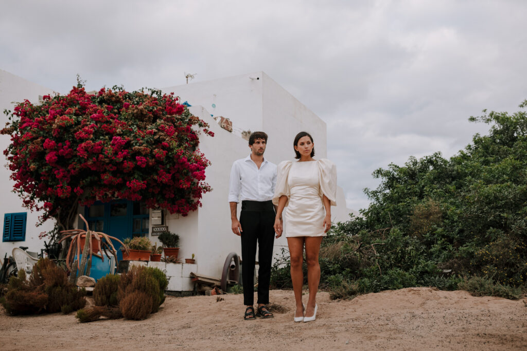 couple de mariés devant une maison du Pays Basque avec un bougainvillier- photographe mariage