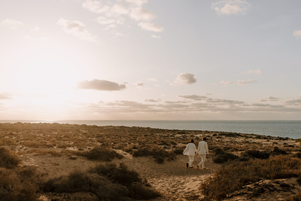 couple de mariés sur la plage - photographe mariage Landes