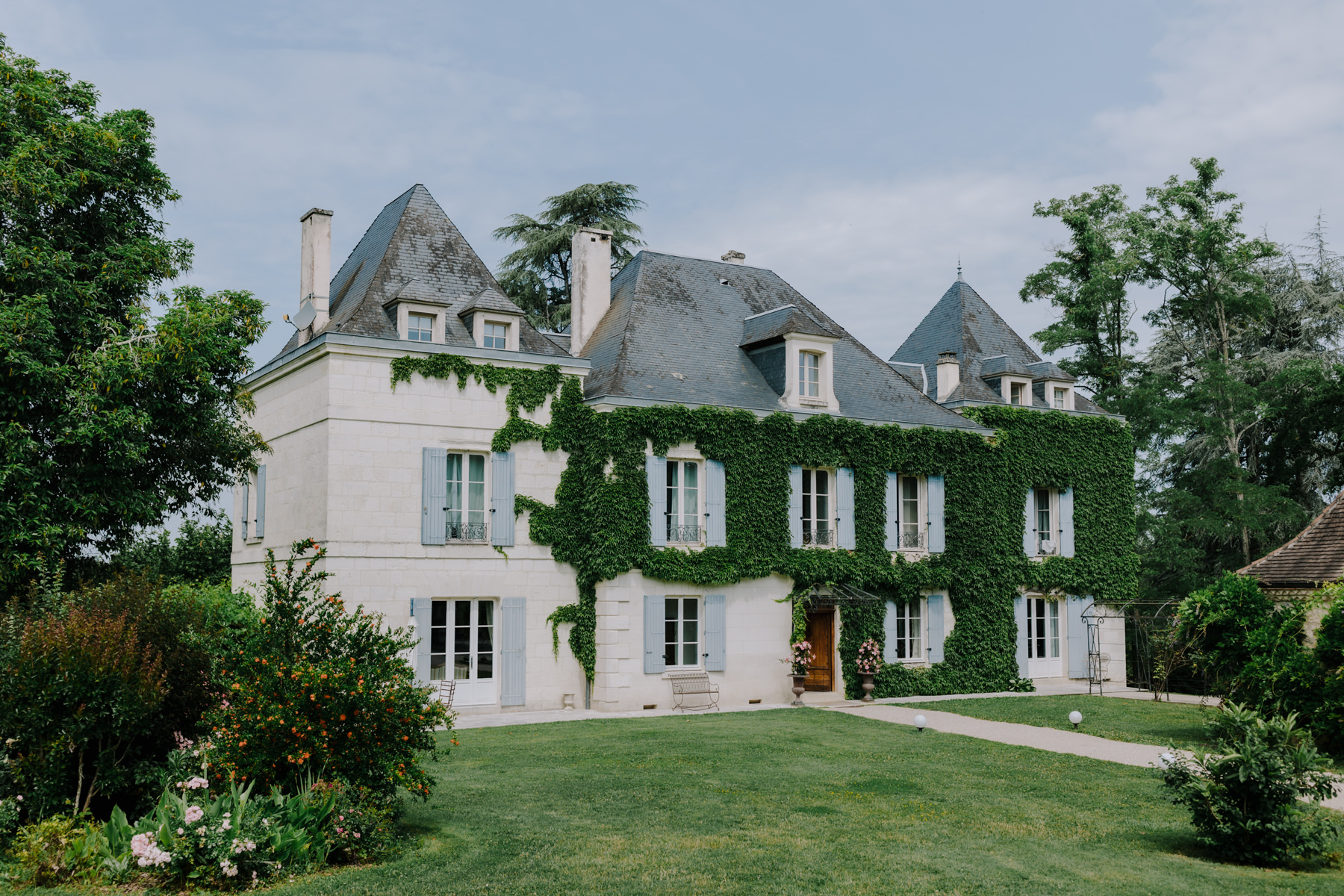 photo de la façade du domaine de la fauconnie en Dordogne dans la région nouvelle aquitaine - photographe mariage