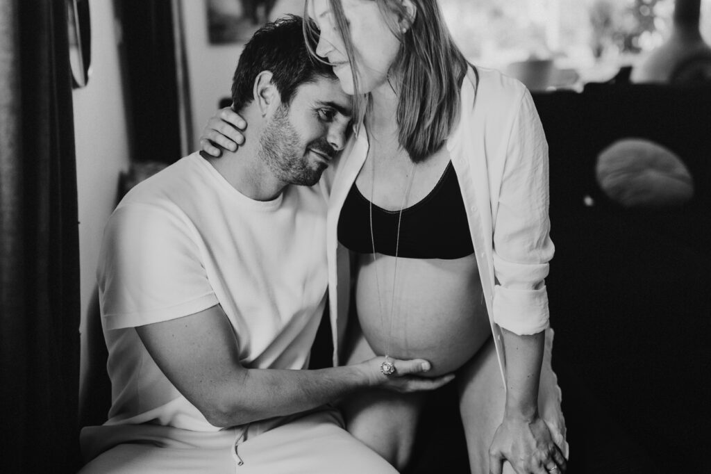 photo noir et blanc couple et femme enceinte à bordeaux
