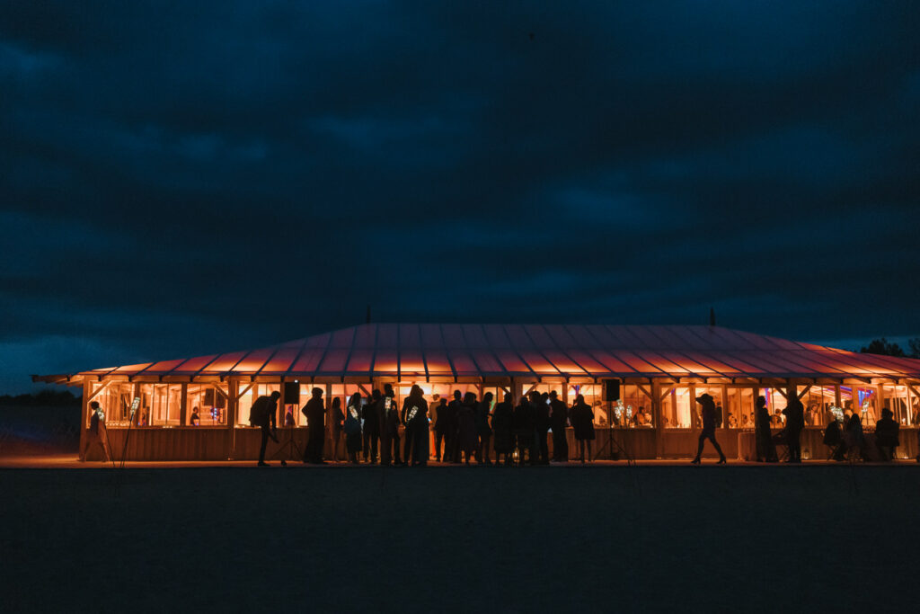photo des cabanes bartherottes la nuit - mariage au cap ferret