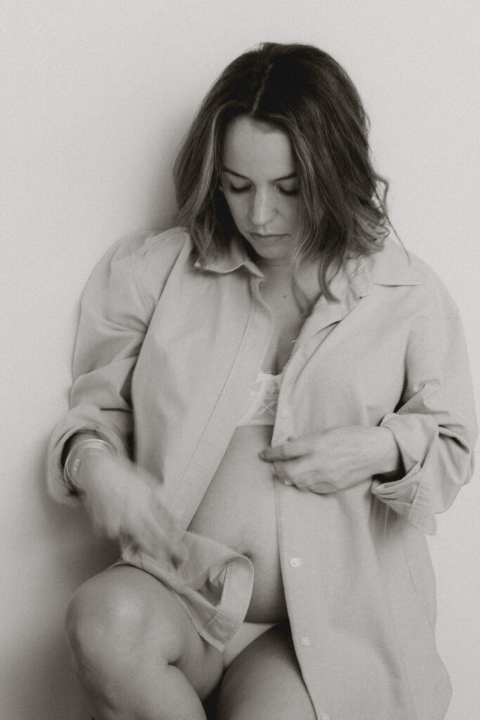 photo d'une femme enceinte en noir et blanc - photographe grossesse bordeaux