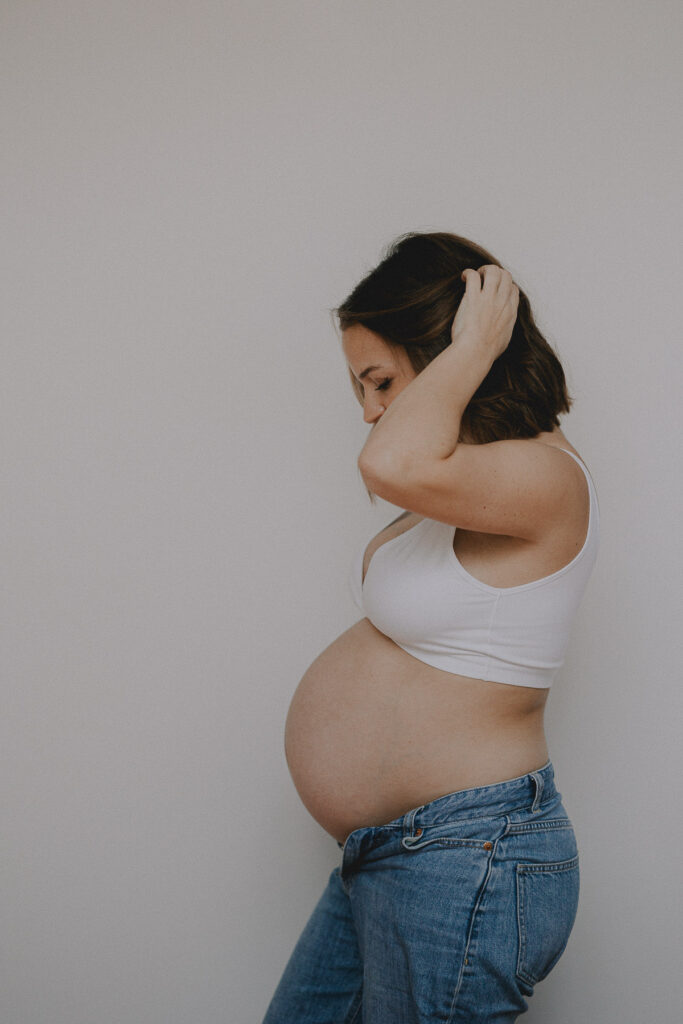 portrait de femme enceinte - séance grossesse élégante - photographe Bordeaux