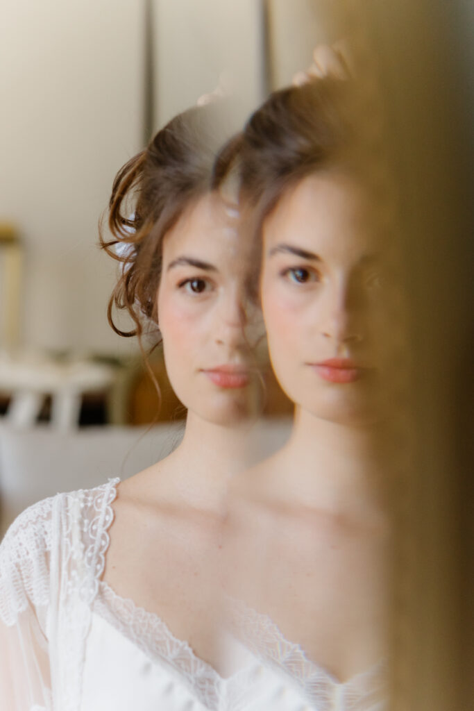 photographe de mariage dordogne , portrait de mariée dans le biseau du miroir