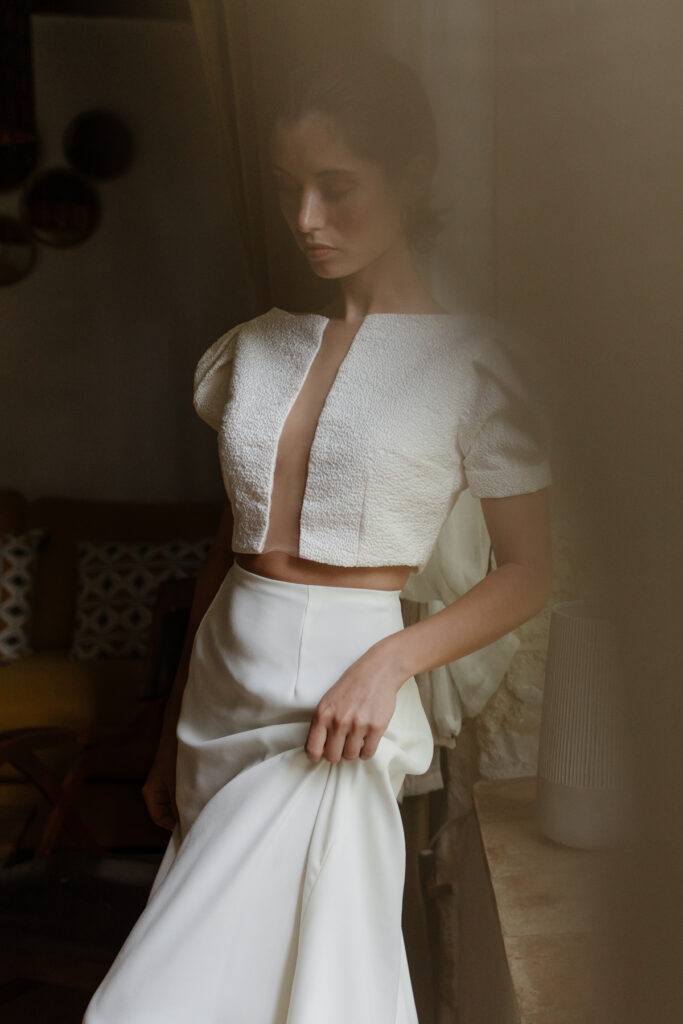 portrait de femme mariée pendant les préparatifs - photographe mariage Dordogne