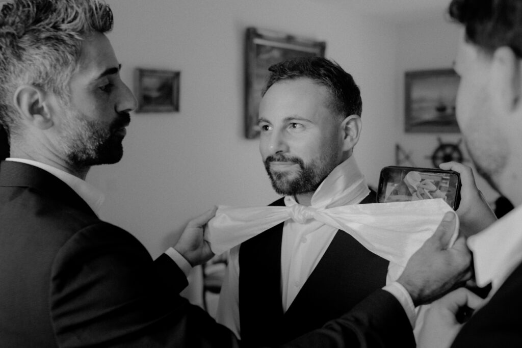 photographe mariage dordogne - marié pendant ses préparatif - photo en noir et blanc