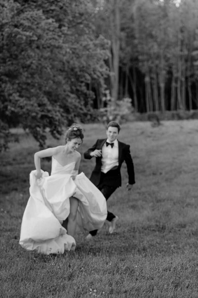 photographe mariage dordogne, photo des mariés en noir et blanc qui courent dans les champs