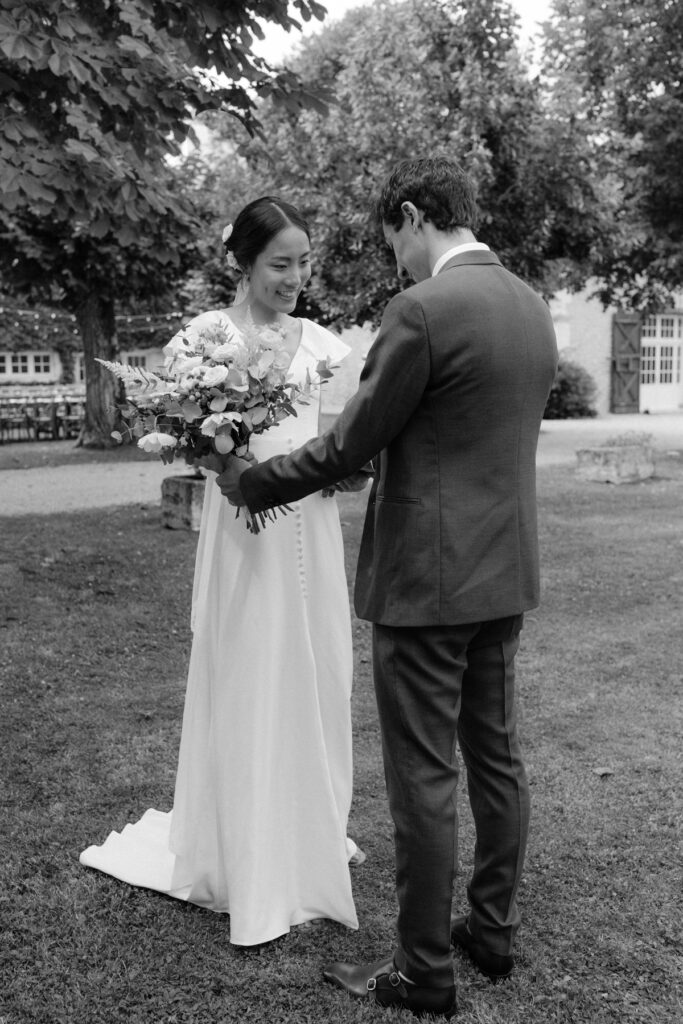 photographe mariage en noir et blanc d'un couple se découvrant pendant les préparatifs en dordogne