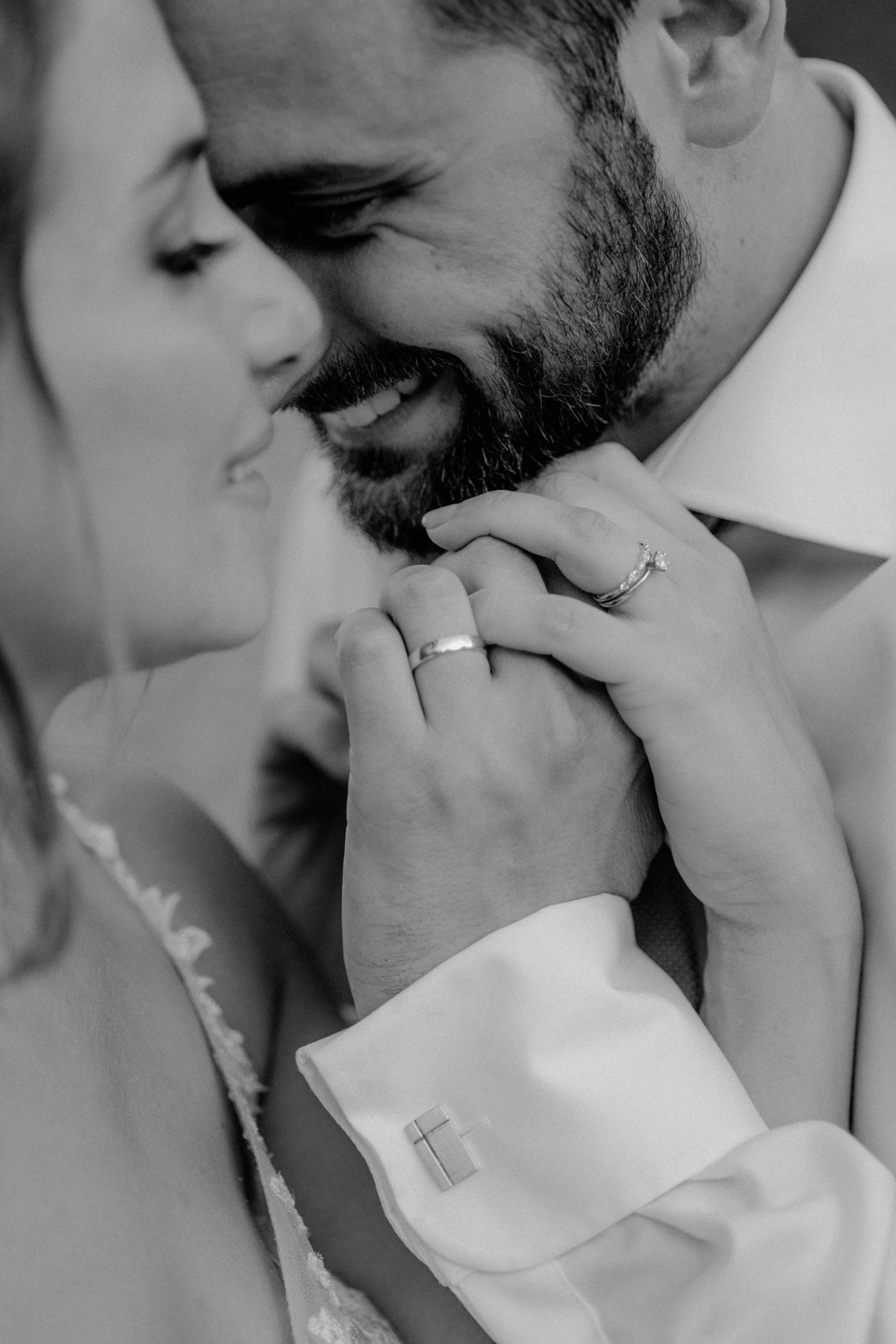 detail des mains de jeunes mariés avec les alliances lors d'un mariage en dordogne prise par le photographe