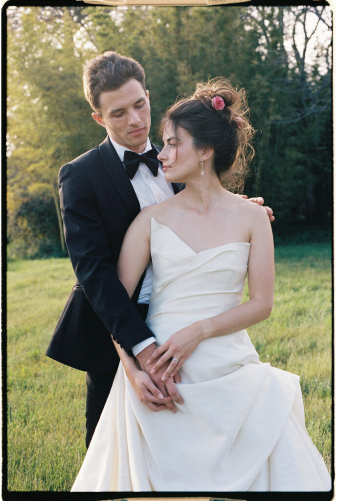 photographe argentique dordogne - couple élégant de mariés pendant le mariage