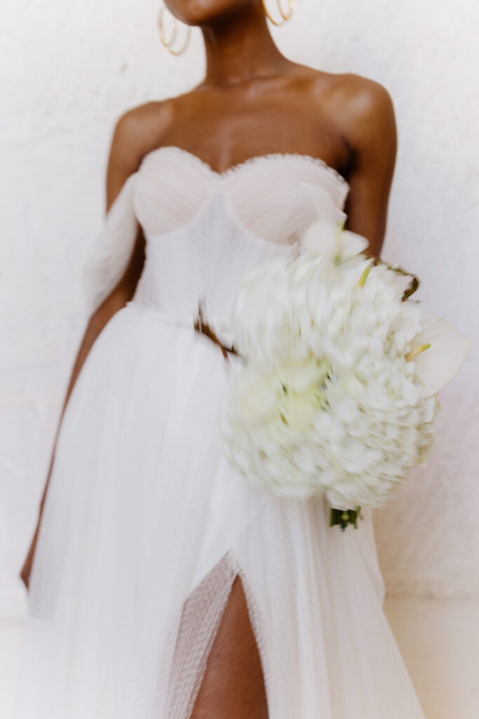 portrait de femme mariée noire avec un bouquet - photographe mariage Dordogne