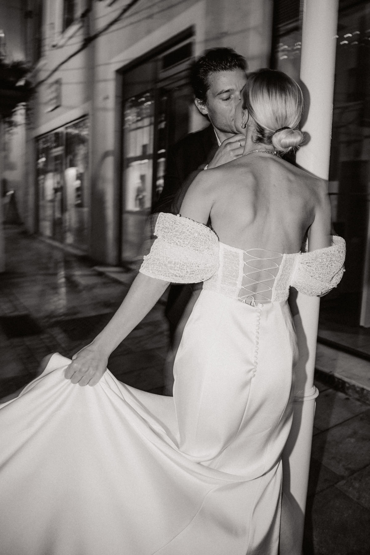 photo de marié au flash en noir et blanc d'un style éditorial prise par un photographe de mariage à Toulouse