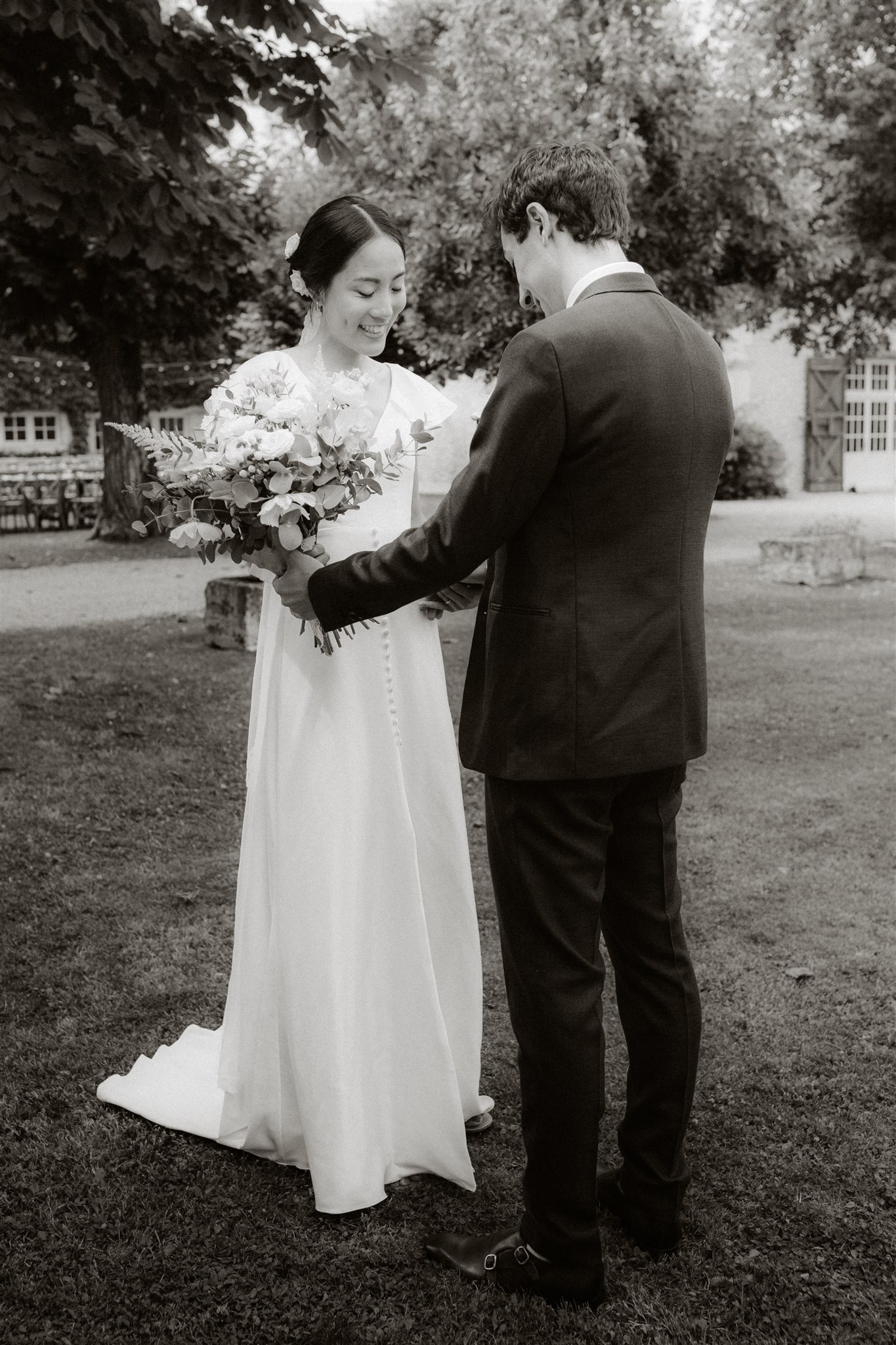 photo en noir et blanc de couple de mariés se découvrant pendant le first look lors d'un mariage à Toulouse