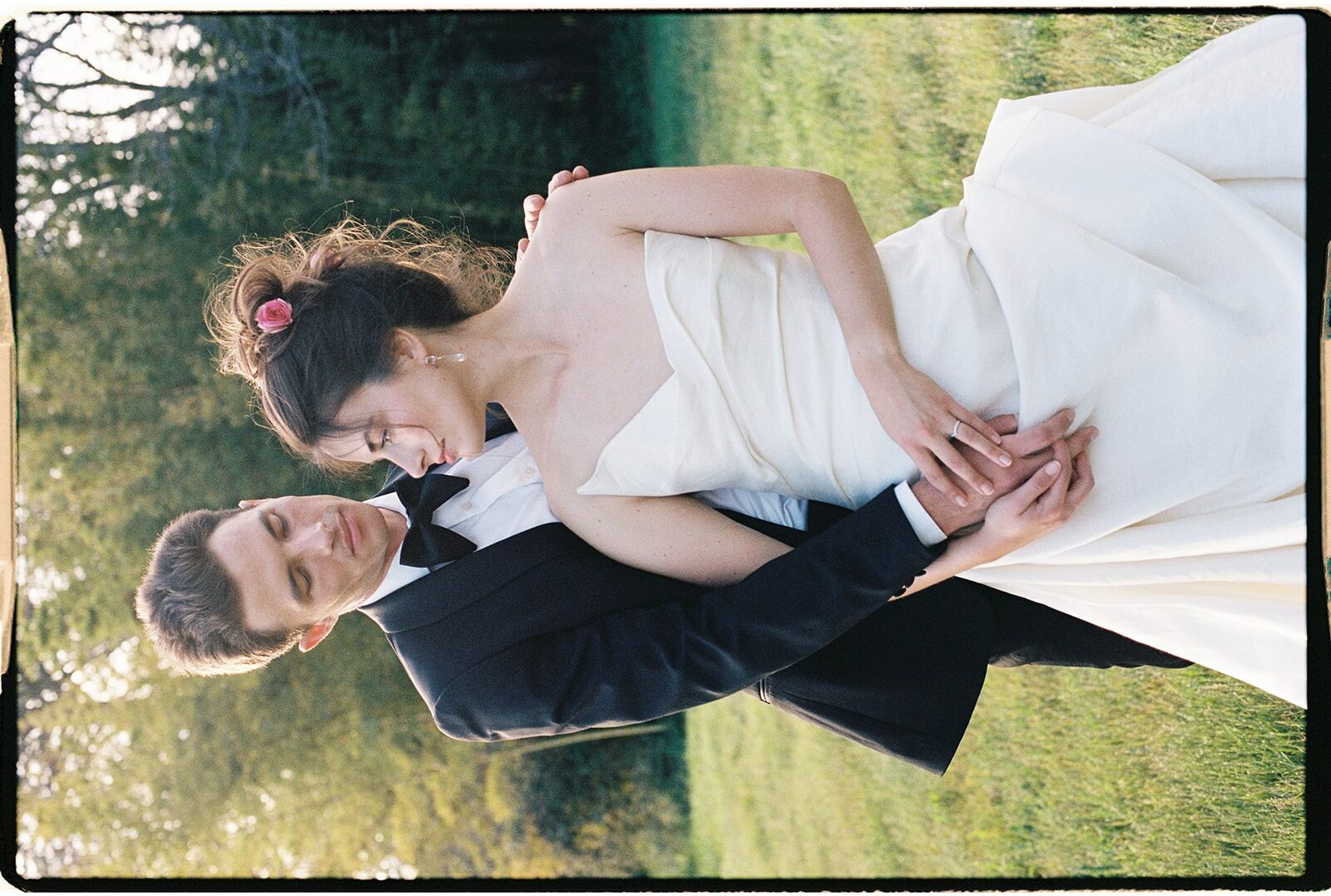 photo argentique couleur d'un couple de marié prise pendant un mariage à toulouse