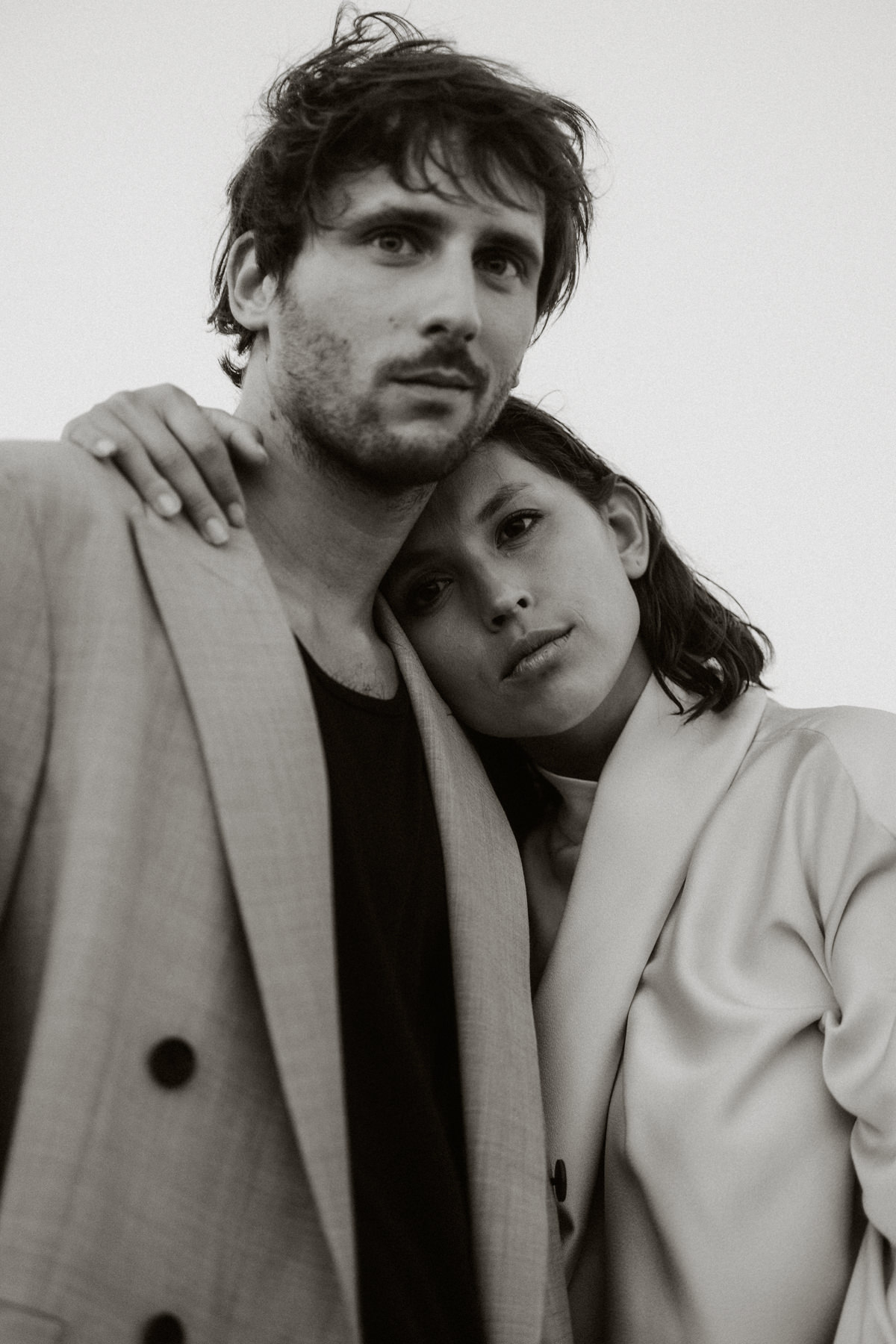 Photo de couple en noir et blanc lors d'un mariage à Toulouse