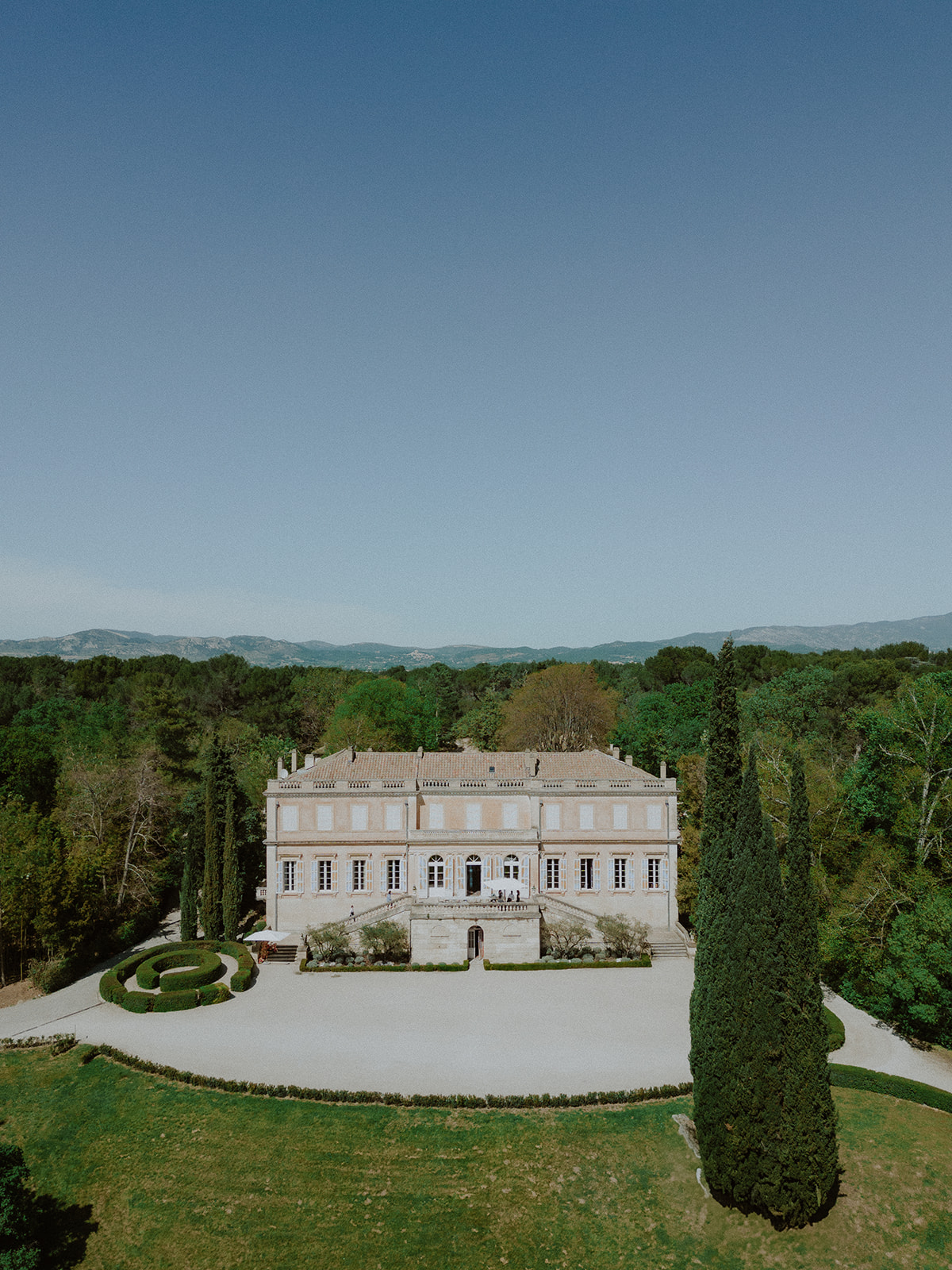 photo aérienne prise au drone d'un château près de toulouse